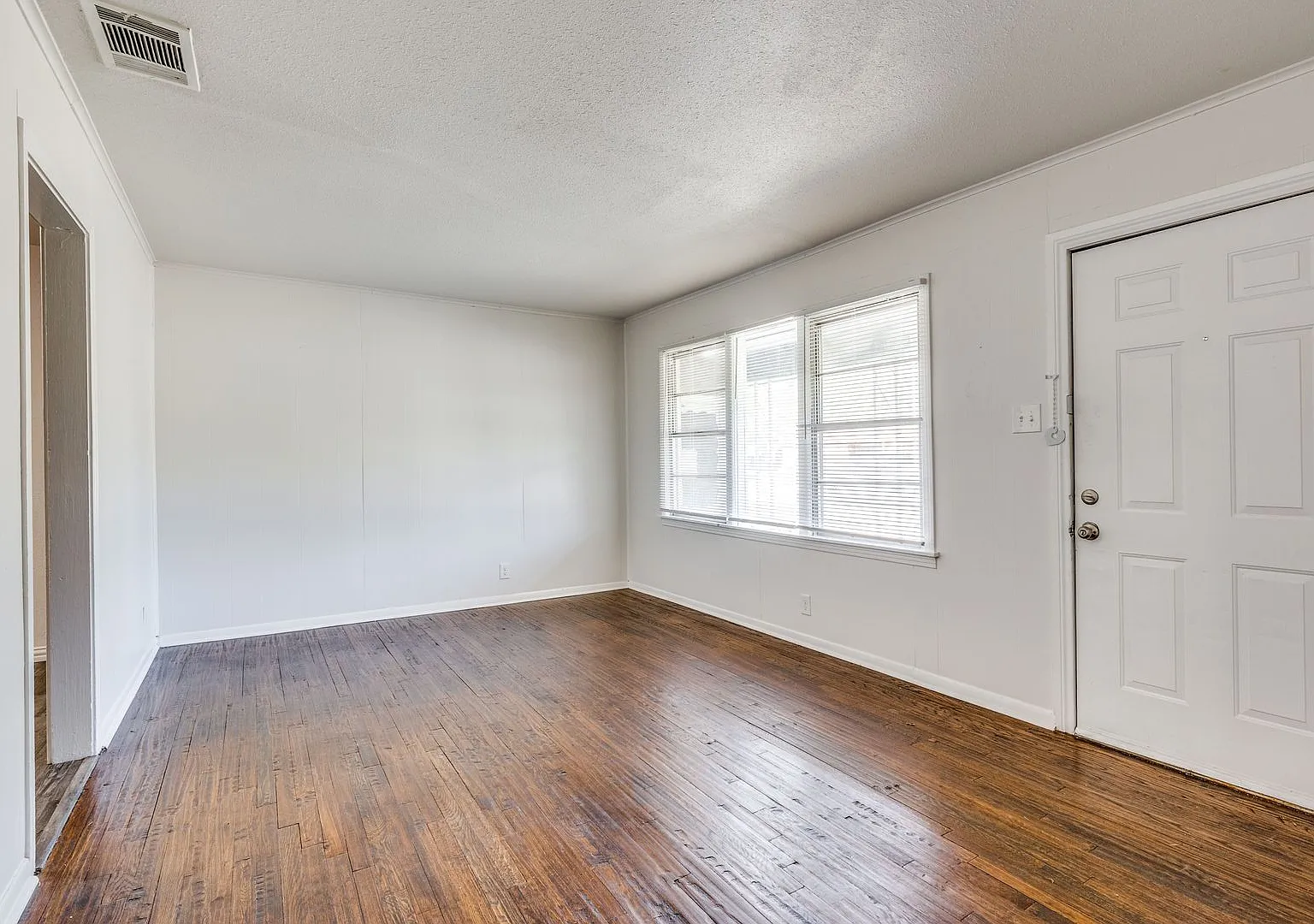 Charming Renovated 4-Bedroom Home Near TCU — Photo 2