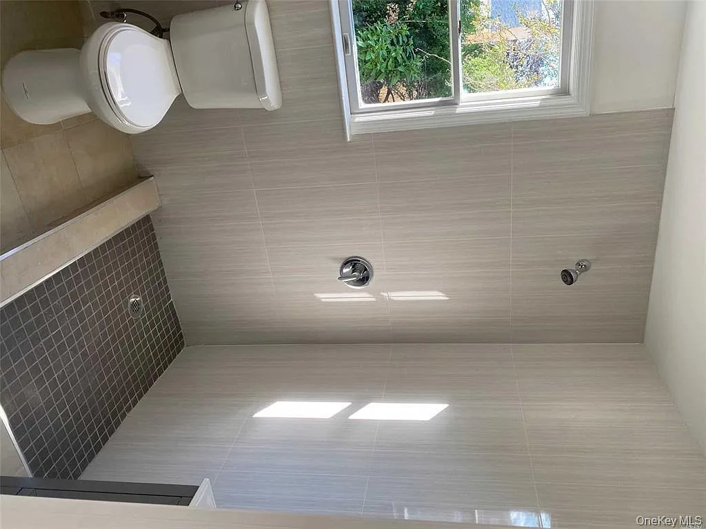 6 bed, 3.0 bath, 1800 sqft, $6,399 — Photo 4