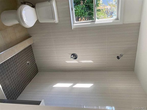 4th image of 158 Rhodes Ave
