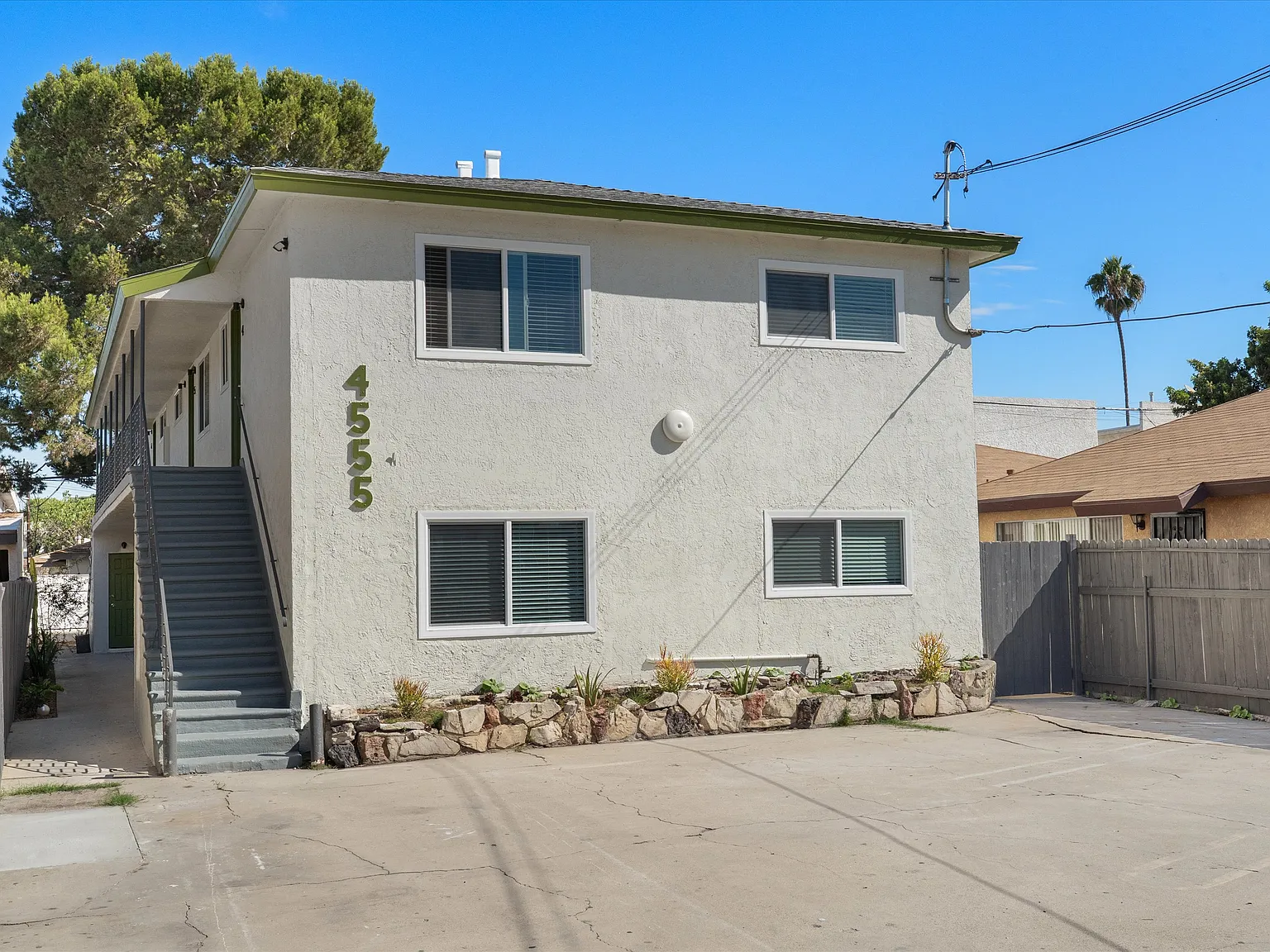 4555 W 173rd St — Photo 3