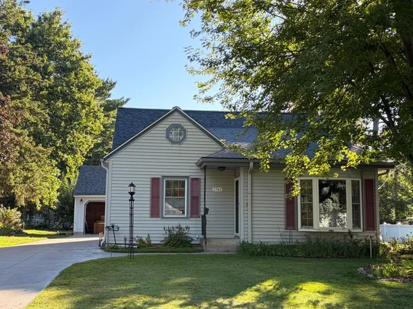 1784 Dunlap St N, Roseville, MN 55113