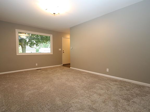 3rd image of 1715 Renfrew Dr