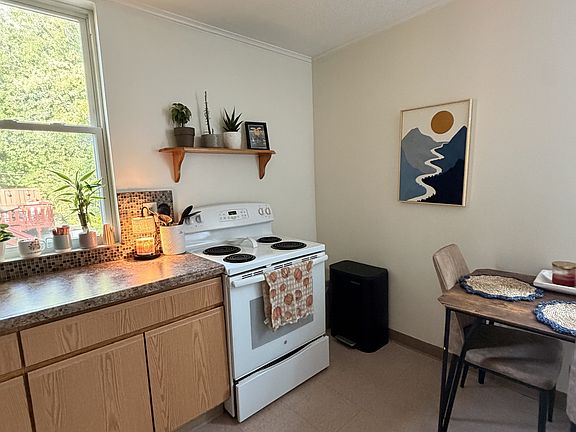 4th image of 1020 E 6th St #1