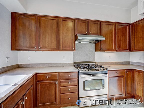 4th image of 2707 Holly St