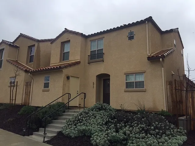572 River Oaks Dr — Photo 1