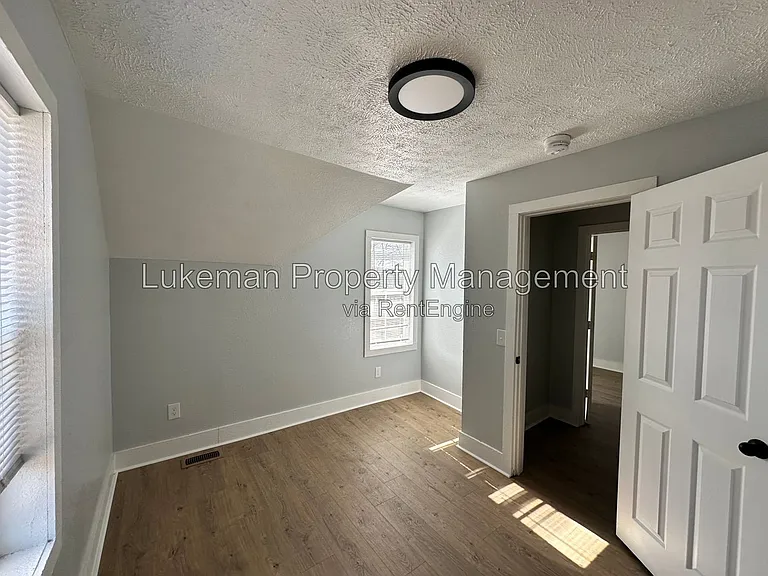 215 E North St — Photo 23