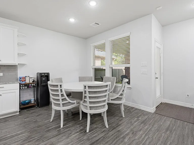 127 Buttonwood Ct — Photo 8