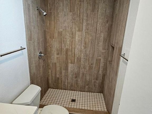2nd image of 4022 Lincoln Ave APT 1
