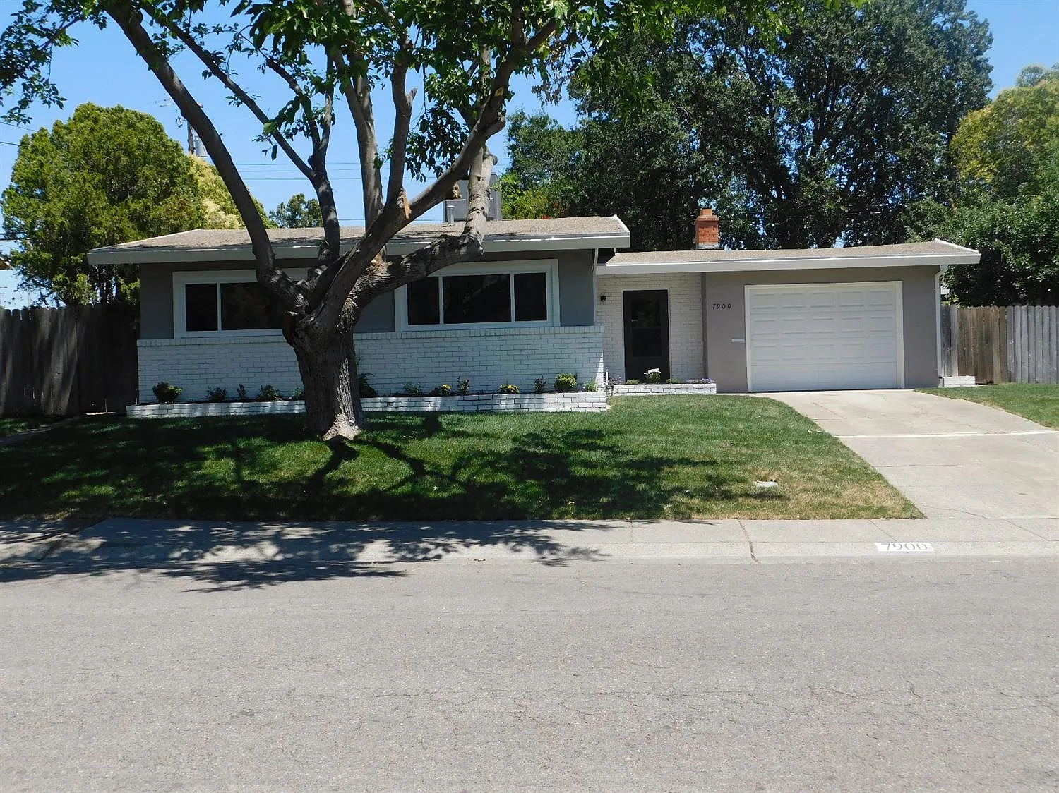 7900 Oak Forest St photo 1