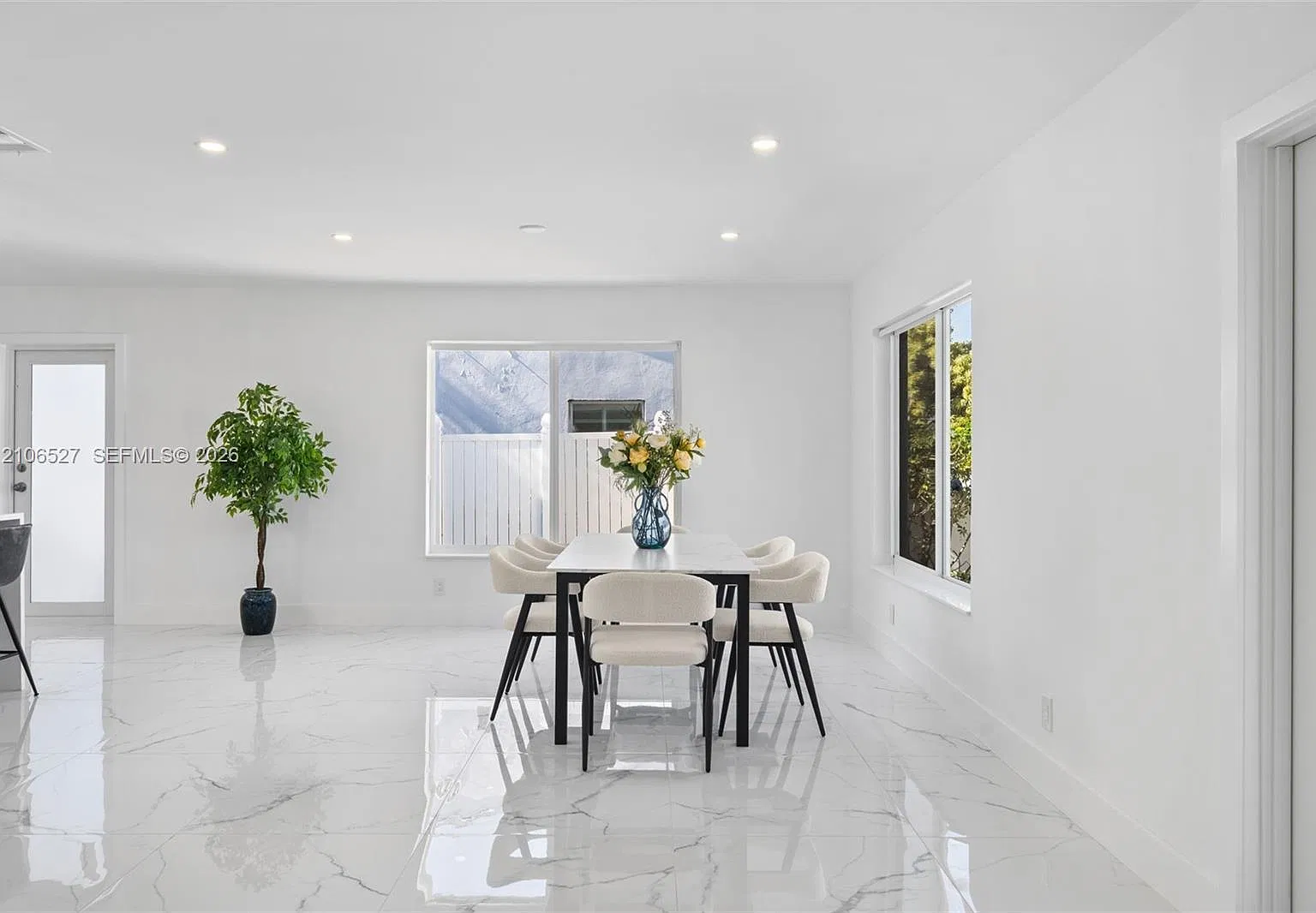 253 SW 4th St — Photo 3