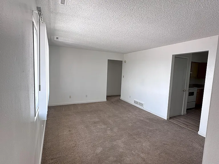 1627 W Maple St — Photo 8