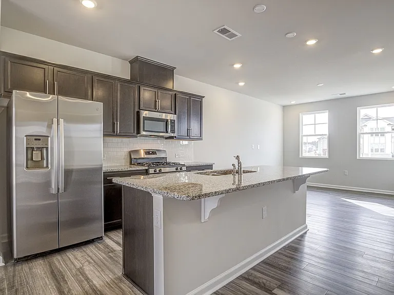 2437 Kasota Ln — Photo 13