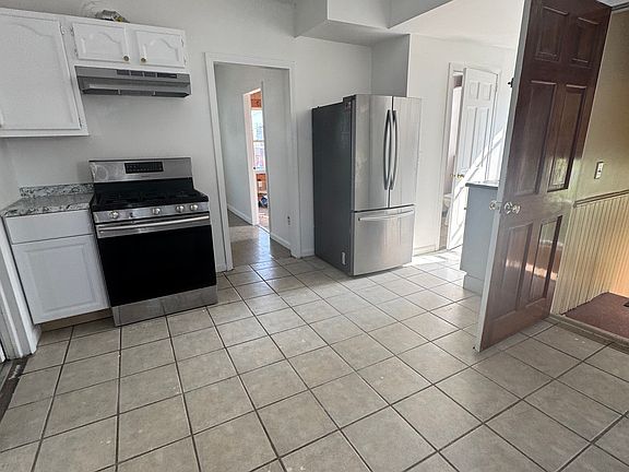 4th image of 166 Lowell Ave Floor 2