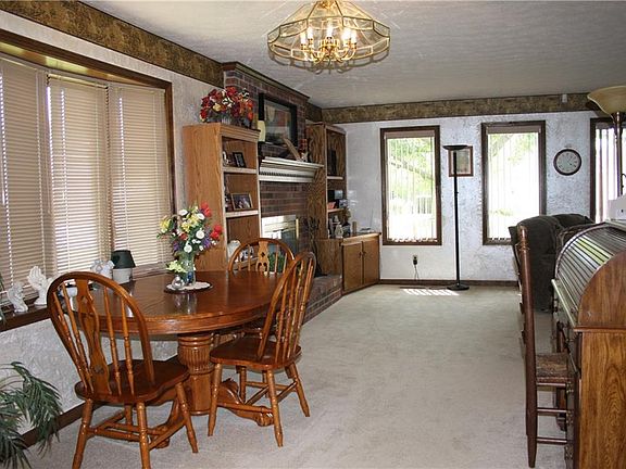 5th image of 1321 Holiday Ln E