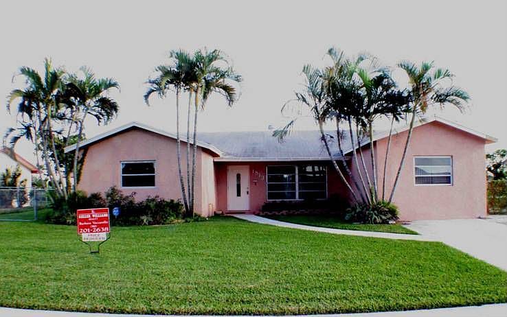 Beautiful home in Sunny Florida with an in ground swimming pool