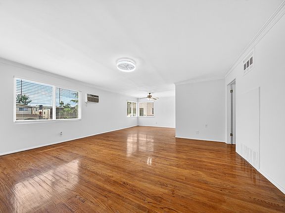 3rd image of 5722 Hazeltine Ave #5722