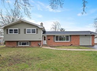 212 Sycamore Dr, Naperville, IL 60540