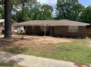3407 E Lake Dr, Pine Bluff, AR 71603