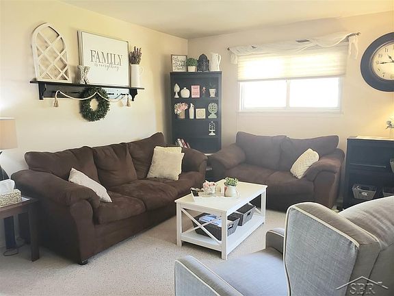 3rd image of 811 Oakview Dr