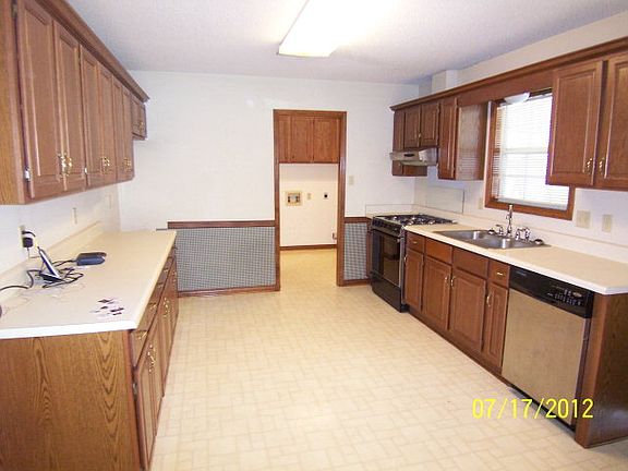 3rd image of 415 Wisteria Dr