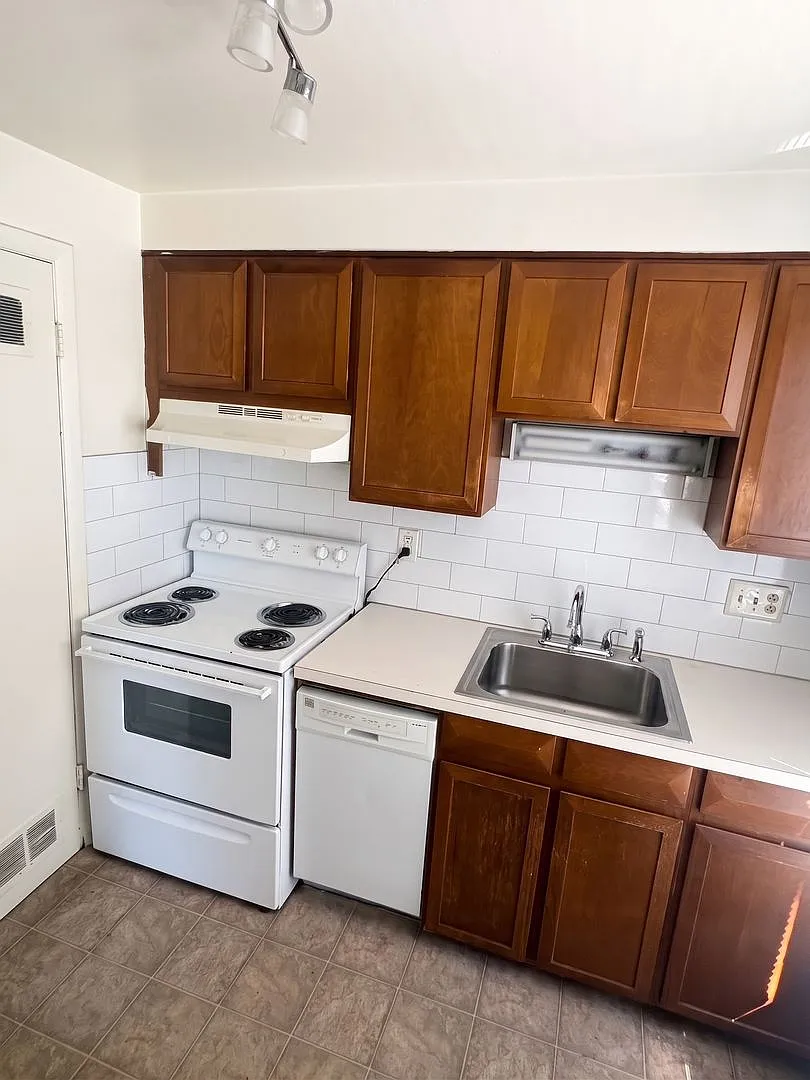 1133 Clarkson St #4 | 2 Weeks Free - Charming Capitol Hill 1br In Historic Home! — Photo 1