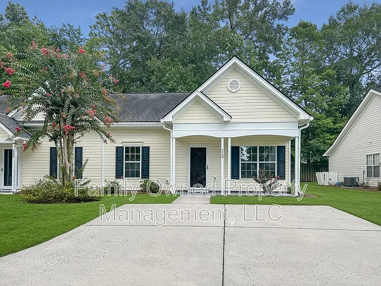112 Stewart Pl — Photo 1