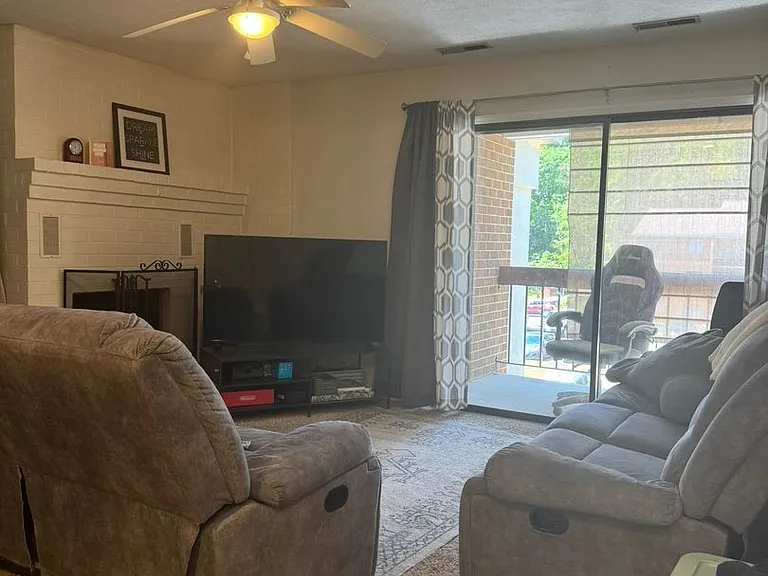 4003 Governors Sq #9 — Photo 4