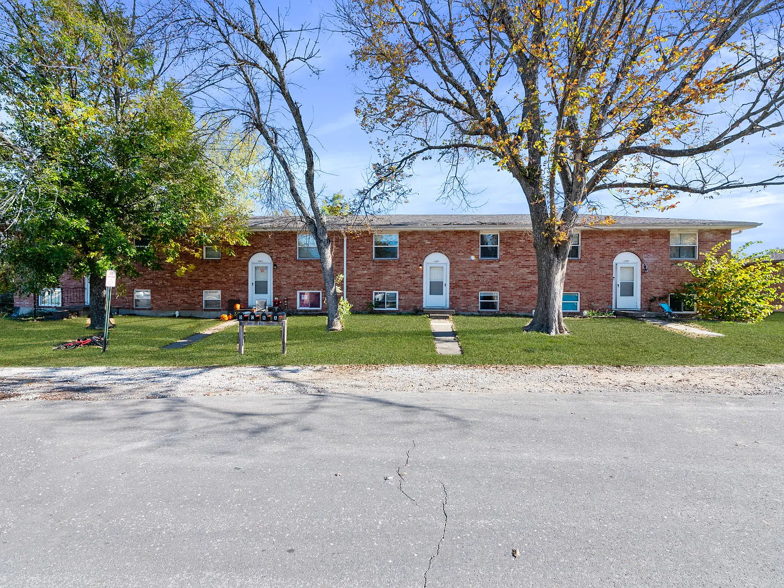 3 bed, 1600 sqft, $1,300 — Photo 1