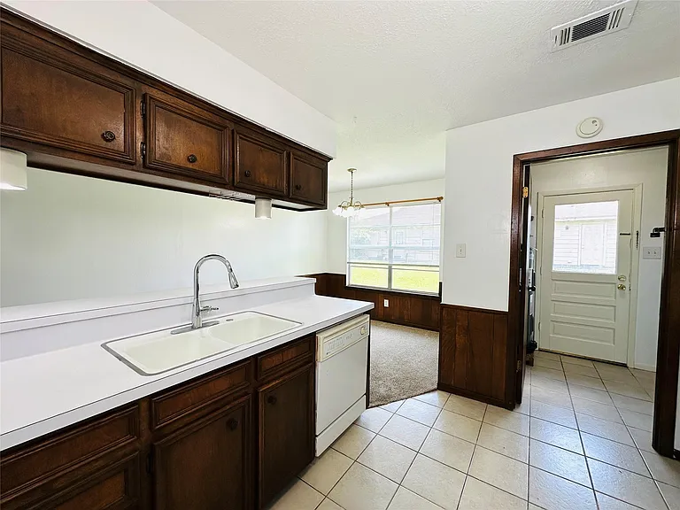 1011 McCall Ave — Photo 7