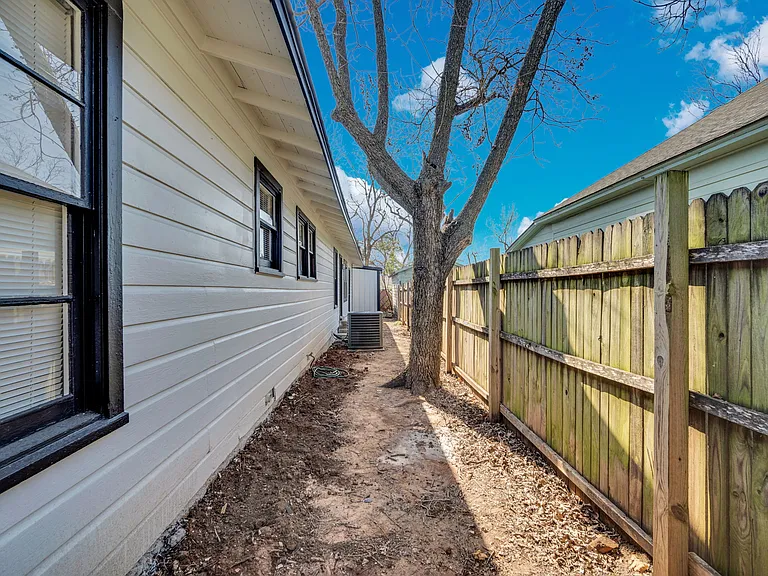 413 Shaw St — Photo 24