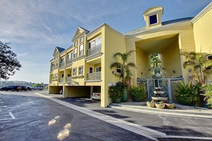 2301 Roscomare — Photo 2