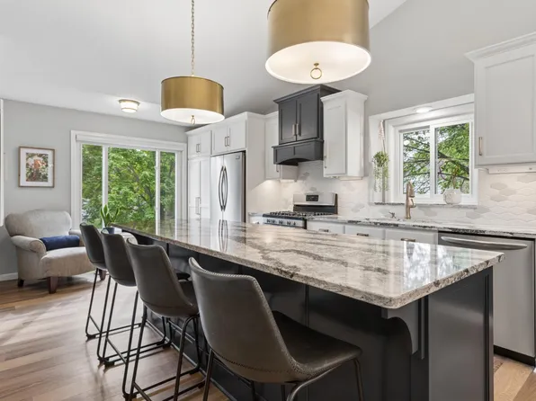 9039 Vickors Xing, Minneapolis, MN 55443