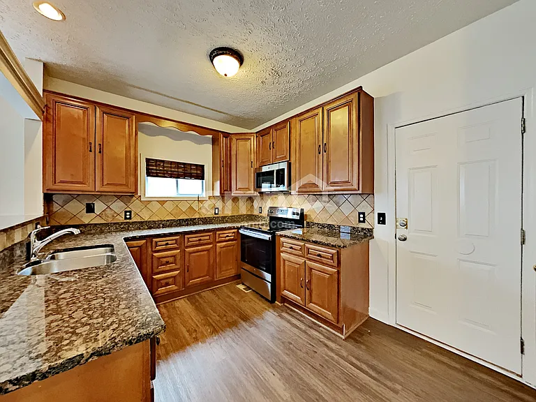 2960 Riverbend Dr — Photo 6