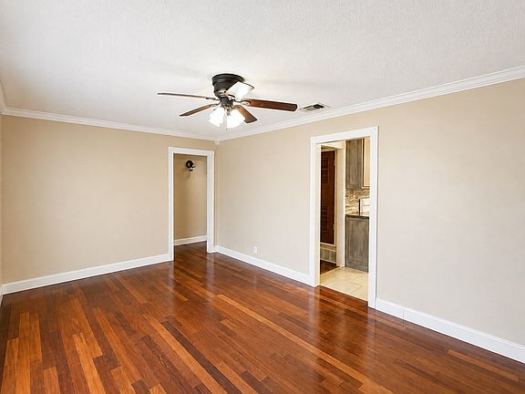 5th image of 406 SW 11th St