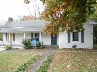 236 E Poplar St, Mount Airy, NC 27030