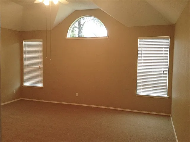 1360 Calvert Dr — Photo 7