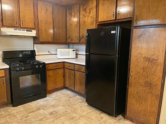 Kitchen with dishwasher, fridge & stove