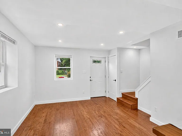 2218 Farrington Ave — Photo 24