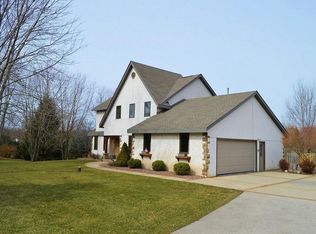 S37W27705 Sun Valley Trl, Waukesha, WI 53189