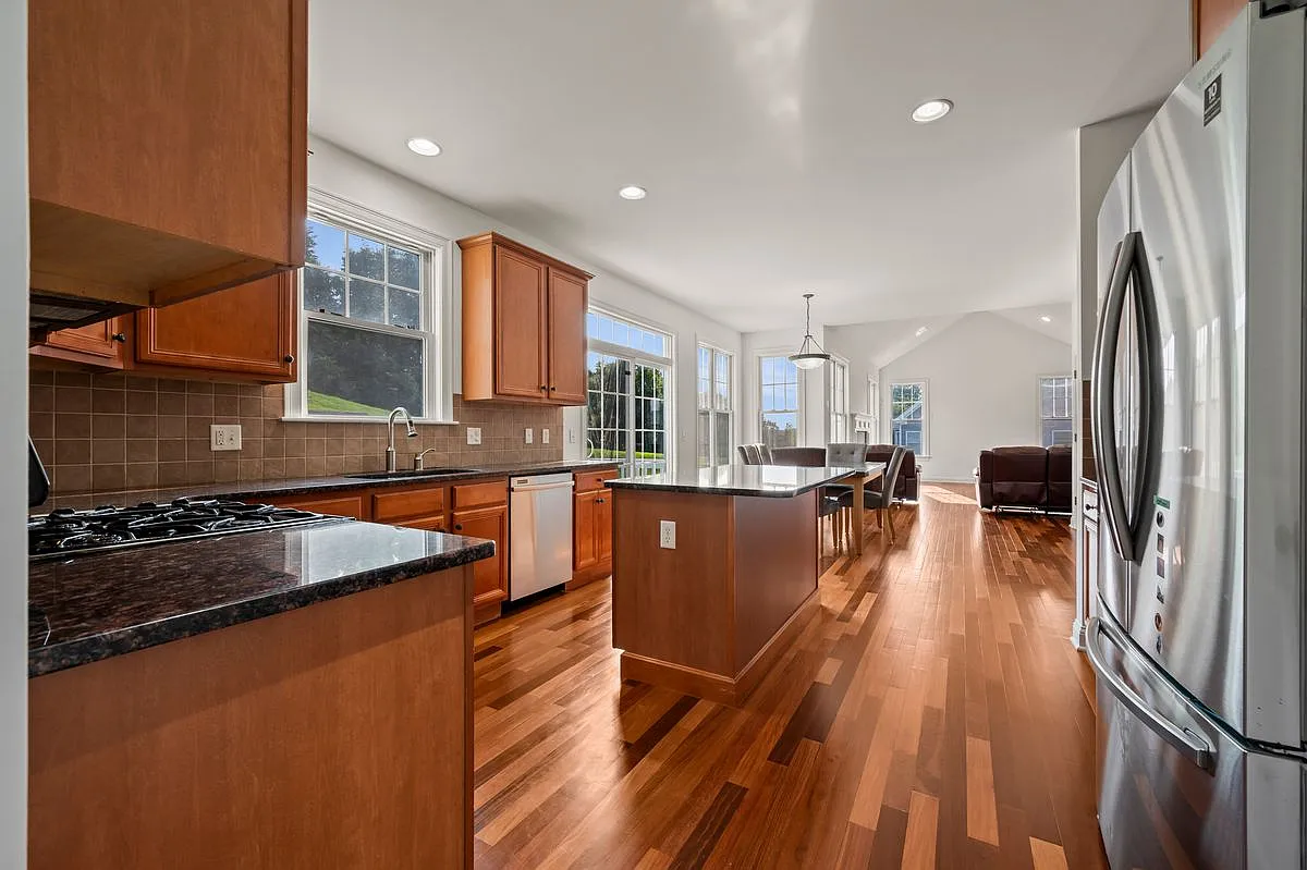 4 bed, 2.5 bath, 2564 sqft, $4,000 — Photo 3