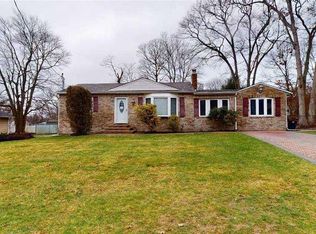 16 John Dr, Farmingville, NY 11738