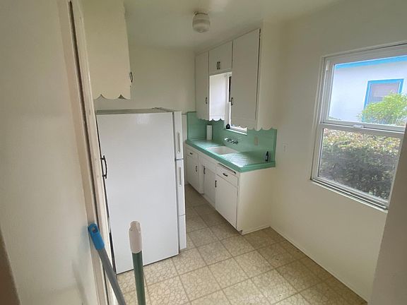3rd image of 4584 Kensington Dr