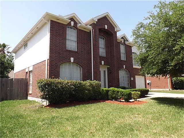 Welcome to 3711 Apple Hollow in Atascocita!