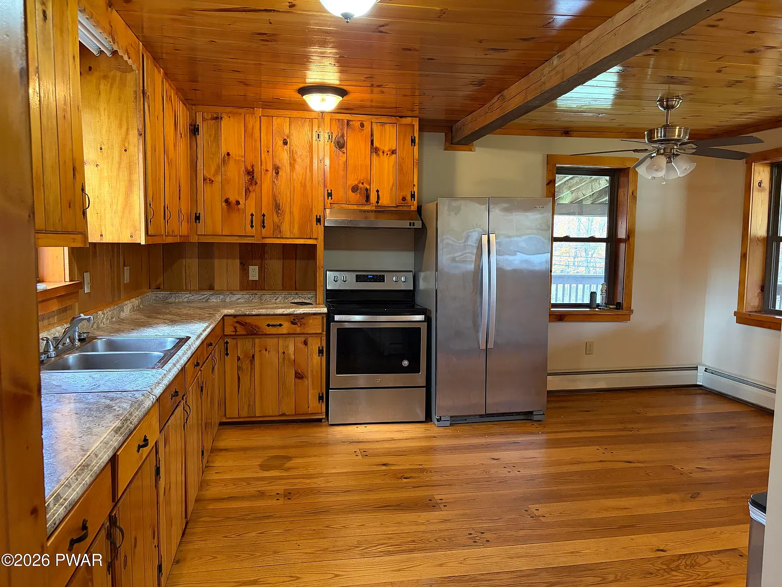 3 bed, 2.0 bath, 2400 sqft, $2,000 — Photo 4