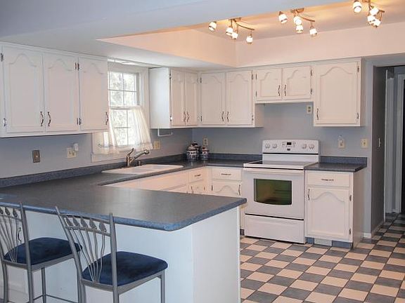3rd image of 7665 Southview Dr