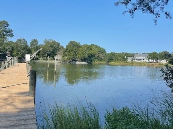 33 Lagrange Ave, Kilmarnock, VA 22482