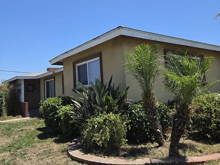 2620 W Arbor Vitae St — Photo 1