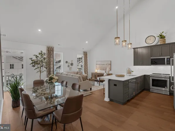 86 Cedar Cir, Levittown, PA 19055