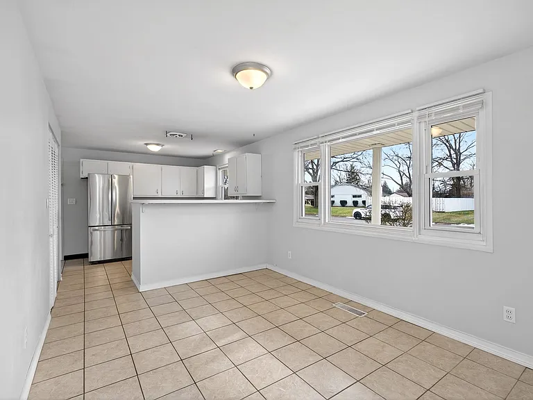 95 Goldengate Dr — Photo 9