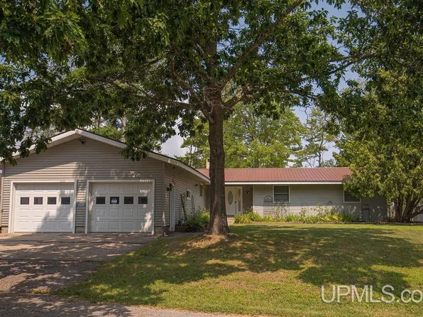 8322 N Washington Ave, Manistique, MI 49854